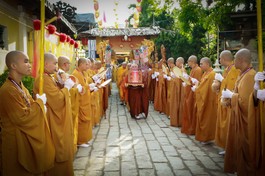 Cung nghinh giới bổn về điểm truyền giới - chùa Phước Hưng (TP.Sa Đéc)