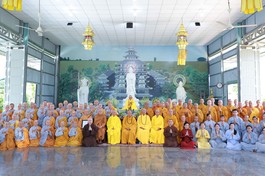 Ban Trị sự GHPGVN TP.Thủ Đức và Tăng Ni các tự viện lưu niệm trong chuyến “về nguồn” trước ngày dừng hoạt động, tại công trình tưởng niệm Đại lão Hòa thượng Thích Trí Tịnh (1917-2014)