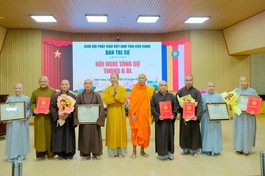 Ban Thường trực Ban Trị sự GHPGVN tỉnh Kiên Giang trao quyết định, tặng hoa và Bằng tuyên dương công đức đến đại diện Ban Trị sự Phật giáo các đơn vị cấp huyện, thành phố