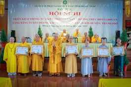 Ban Thường trực Ban Trị sự GHPGVN tỉnh Đồng Tháp tặng Bằng công đức và kỷ niệm chương ghi nhận sự đóng góp của chư Tăng Ni, Phật tử các Ban Trị sự huyện, thành phố trực thuộc