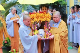 Môn đồ đệ tử cung thỉnh linh cốt Ni trưởng Thích nữ Tịnh Giới từ Giác linh đài nhập tháp Hương Đàm tại chùa Ưu Đàm (P.Hiệp Bình, TP.HCM)