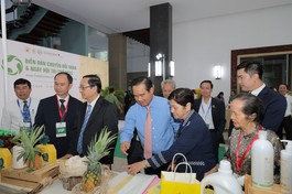 Ông Nguyễn Văn Được và ông Huỳnh Thành Đạt tham quan các gian hàng triển lãm trong khuôn viên diễn đàn