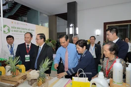 Ông Nguyễn Văn Được và ông Huỳnh Thành Đạt tham quan các gian hàng triển lãm trong khuôn viên diễn đàn