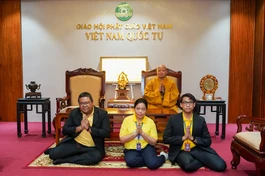 Đoàn Tổng Lãnh sự quán Vương quốc Thái Lan tại TP.HCM chụp hình lưu niệm cùng Hòa thượng Thích Lệ Trang, Trưởng ban Trị sự GHPGVN TP.HCM - Ảnh: Nguyện Truyền/BGN