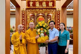 Đoàn công tác Ủy ban MTTQVN tỉnh Hưng Yên lưu niệm cùng chư tôn đức Ban Chức sự hạ trường chùa Thánh Long