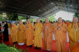 Chư tôn giáo phẩm Trung ương GHPGVN cùng lãnh đạo chính quyền tỉnh Đồng Nai dâng hương tưởng niệm chư anh linh anh hùng, liệt sĩ - Ảnh: Nguyện Truyền/BGN