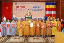 Các thành viên Đại diện Phật giáo khu vực III nhận quyết định từ Ban Thường trực Ban Trị sự GHPGVN tỉnh Đồng Tháp