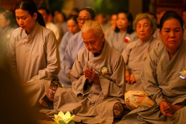 Trong không gian thiêng liêng của đêm hoa đăng, hình ảnh cụ già tuổi ngoài 80 chắp tay hướng nguyện đã khơi dậy xúc cảm lắng đọng về đạo hiếu và lòng tri ân của người con Phật