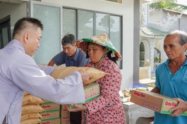 Các tự viện tổ chức trao tặng quà Vu lan, góp phần sẻ chia và nâng đỡ tinh thần bà con có hoàn cảnh khó khăn - Ảnh: Hạnh Đăng/BGN