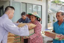 Các tự viện tổ chức trao tặng quà Vu lan, góp phần sẻ chia và nâng đỡ tinh thần bà con có hoàn cảnh khó khăn - Ảnh: Hạnh Đăng/BGN