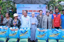 Ni viện Vạn Hạnh (P.Tam Bình) trao 350 phần quà từ thiện đến bà con khó khăn tại địa phương