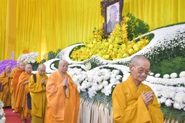 Chư tôn đức Ban Trị sự TP.HCM, các Ban chuyên môn, đại diện các phường/xã hữu nhiễu kim quan Trưởng lão Hòa thượng Thích Trí Tịnh - Phó Pháp chủ GHPGVN tân viên tịch - Ảnh: Quảng Đạo/BGN 