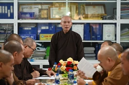 Thượng toạ Thích Nhuận Bảo, Trưởng ban Trị sự GHPGVN tỉnh Quảng Ngãi phát biểu tại phiên họp Ban Thường trực Ban Trị sự tỉnh