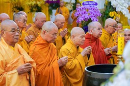 Chư tôn giáo phẩm Hội đồng Chứng minh, Hội đồng Trị sự GHPGVN dâng hương tưởng niệm Trưởng lão Hòa thượng Thích Từ Thông tân viên tịch - Ảnh: Tâm Quý/BGN