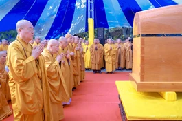 Chư tôn giáo phẩm nhất tâm cầu nguyện tại chùa Thanh Sơn