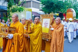 Môn đồ pháp quyến cung thỉnh di ảnh, linh mô, y bát, kim quan Trưởng lão Hòa thượng Thích Từ Thông về chùa Thanh Sơn (P.Long Bình) nhập bảo tháp