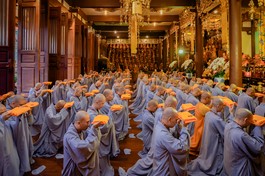 Hội đồng Thập sư trang nghiêm đăng đàn truyền giới Sa-di cho giới tử Tăng tại giới trường chùa Minh Thành - Ảnh: Nguyện Truyền/BGN