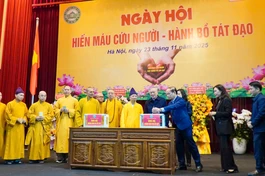 Chư tôn đức, đại biểu và Phật tử hiện diện tại ngày hội "Hiến máu cứu người - Hành Bồ-tát đạo" ủng hộ đồng bào miền Trung đang chịu ảnh hưởng nặng nề do bão lũ