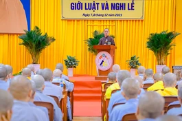 Hòa thượng Thích Thiện Thống, Phó Chủ tịch Hội đồng Trị sự, Trưởng ban Trị sự GHPGVN tỉnh An Giang phát biểu tại Khóa bồi dưỡng Giới luật và Nghi lễ thiền môn tại An Giang