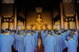 Trang nghiêm đạo tràng tại chánh điện chùa Huê Nghiêm