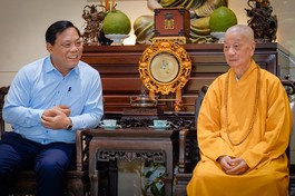 Đức Pháp chủ GHPGVN và Thứ trưởng Bộ Dân tộc và Tôn giáo Nguyễn Hải Trung/Ảnh: Nguyện Truyền/BGN