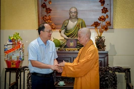 Đức Pháp chủ tiếp thân mật Bí thư Tỉnh ủy Cà Mau Nguyễn Hồ Hải chùa Huê Nghiêm - Ảnh: Nguyện Truyền/BGN