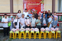 Người dân có hoàn cảnh khó khăn nhận quà Tết tại chùa Huê Nghiêm