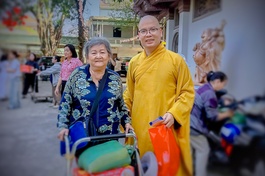 Thượng tọa Thích Minh Đạo, trụ trì chùa Nam Thiên Nhất Trụ trao quà Tết san sẻ yêu thương đến người khó khăn