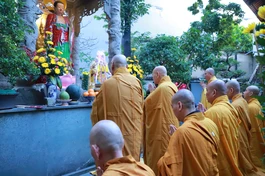 Trưởng lão Hòa thượng Chủ tịch Hội đồng Trị sự, vị lãnh đạo đương nhiệm của Giáo hội thành kính đảnh lễ trước bảo tháp Đại lão Hòa thượng Thích Trí Thủ, Đệ nhất Chủ tịch Hội đồng Trị sự tại Quảng Hương Già Lam - Ảnh: Trung Thắng