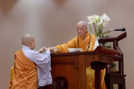 Đức Pháp chủ GHPGVN trao học bổng Đức Nhuận đến Tăng Ni sinh thuộc Học viện Phật giáo VN tại TP.HCM - Ảnh: Bảo Toàn/BGN