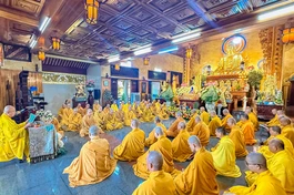 Trang nghiêm khóa lễ Bố-tát tại chánh điện tu viện Phước Minh (P.Linh Xuân, TP.HCM)