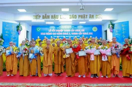 Ban Giám hiệu Trường Trung cấp Phật học TP.HCM trao Giấy khen phần thưởng đến các Tăng Ni sinh có thành tích xuất sắc trong học tập - Ảnh: Trung Thắng/BGN