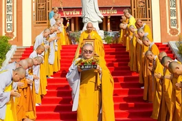 Trang nghiêm cung nghinh giới bổn từ tổ đình Phi Lai đến các điểm truyền giới - Ảnh: Gia Tư/BGN