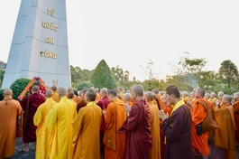 Ban Thường trực Ban Trị sự, Ban Tổ chức Đại hội đại biểu Phật giáo tỉnh Đồng Nai lần thứ I trang nghiêm dâng hương tưởng niệm tại Nghĩa trang Liệt sĩ tỉnh - Ảnh: Nguyện Truyền/BGN