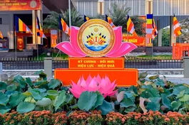 Biểu tượng chào mừng Đại hội đại biểu Phật giáo tỉnh Đồng Tháp lần thứ I, nhiệm kỳ 2026-2031 được thiết trí trước khuôn viên hội trường Bông Sen