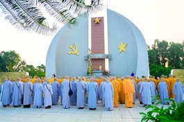 Ban Thường trực Ban Trị sự, Ban Tổ chức Đại hội, chư Tăng Ni đại biểu trang nghiêm dâng hương tưởng niệm tại Nghĩa trang Liệt sĩ tỉnh