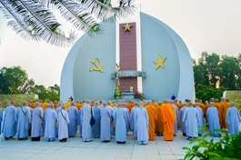 Ban Thường trực Ban Trị sự, Ban Tổ chức Đại hội đại biểu Phật giáo tỉnh Đồng Tháp lần thứ I trang nghiêm dâng hương tưởng niệm tại Nghĩa trang Liệt sĩ tỉnh - Ảnh: Nguyện Truyền/BGN