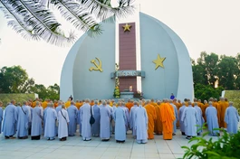 Ban Thường trực Ban Trị sự, Ban Tổ chức Đại hội đại biểu Phật giáo tỉnh Đồng Tháp lần thứ I trang nghiêm dâng hương tưởng niệm tại Nghĩa trang Liệt sĩ tỉnh - Ảnh: Nguyện Truyền/BGN