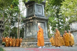 Nghi thức nhiễu tháp Tổ sư Liễu Ngọc tại khuôn viên vườn tháp tổ đình Hội Phước