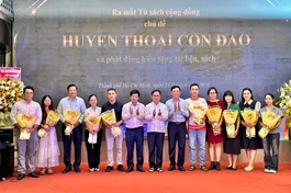 Ban tổ chức tặng hoa cảm ơn các đơn vị xuất bản và phát hành - Ảnh: Hồ Sơn