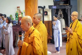 Thượng tọa Thích Huệ Khai, Ủy viên Thường trực Hội đồng Trị sự, Trưởng ban Trị sự GHPGVN tỉnh Đồng Nai cử hành nghi thức cầu nguyện tại trú xứ chùa Long Thiền (P.Biên Hòa)