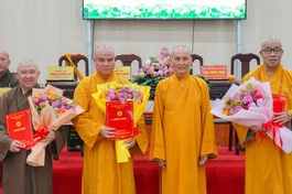 Trưởng lão Hòa thượng Thích Phước Thông trao quyết định chuẩn y nhân sự đến Thượng tọa Trưởng ban Trị sự và nhị vị Thượng tọa Phó Trưởng ban Thường trực Ban Trị sự GHPGVN tỉnh Đồng Tháp