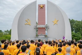 Chư tôn đức và Phật tử thắp hương tưởng niệm các anh hùng liệt sĩ tại Nghĩa trang Liệt sĩ tỉnh Đồng Tháp (phường Mỹ Trà)