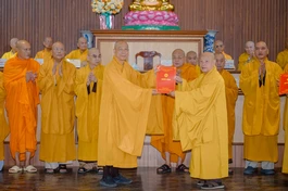 Trưởng lão Hòa thượng Thích Thiện Nhơn trao quyết định Trưởng ban Trị sự GHPGVN tỉnh Đồng Nai đến Thượng tọa Thích Huệ Khai 