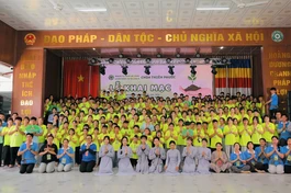 Hơn 240 khóa sinh tham dự khóa tu mùa hè "Ươm mầm từ bi" lần VIII chụp hình lưu niệm cùng chư tôn đức chùa Thiên Phước