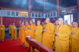 Chư tôn đức dâng hương tưởng niệm chư vị tiền nhân tại đền thờ Người có công của tỉnh An Giang - Ảnh: Nguyện Truyền/BGN