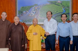 Nhị vị Trưởng lão Hòa thượng cùng Bí thư Tỉnh ủy Nguyễn Hồ Hải tại trụ sở UBND tỉnh Cà Mau - Ảnh: Đăng Huy