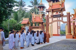 Các bạn trẻ thiền hành mỗi sáng tại khóa tu Thong dong giữa đời 
