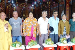 Thượng tọa Thích Minh Sơn, trụ trì chùa Linh Phước và bà Mai Thị Luyến, Chủ tịch Ủy ban MTTQVN xã Tân Phú Trung tặng quà đến bà con có hoàn cảnh khó khăn
