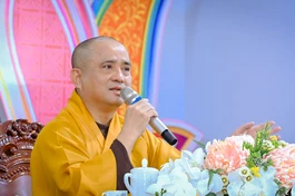 Thượng tọa Thích Tâm Hải chia sẻ cùng chư Tăng Ni hành giả an cư liên phường Vũng Tàu, Tam Thắng, Phước Thắng, Rạch Dừa (TP.HCM) tại trường hạ chùa Liên Trì - Ảnh: Tịnh Mạnh